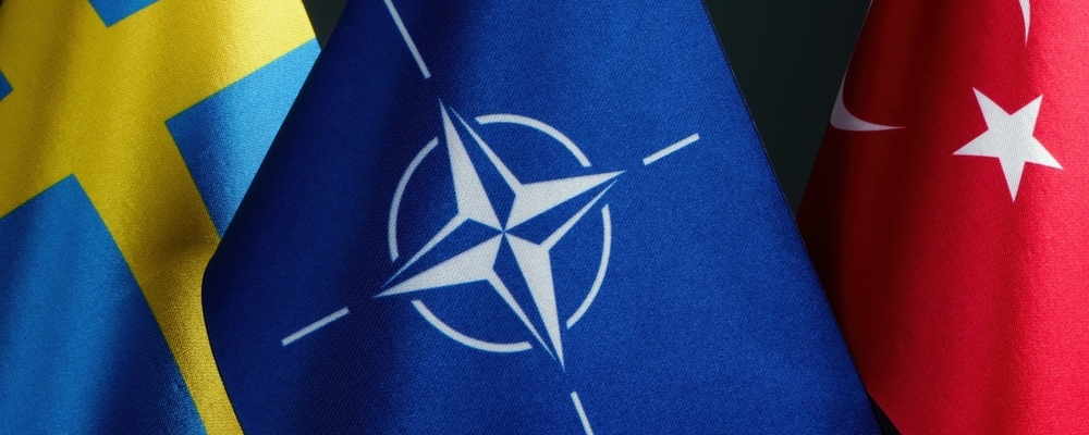 NATO 스웨덴과 투르키예의 깃발, 스웨덴이 투르키예의 승인을 기다리고 있음을 나타냄